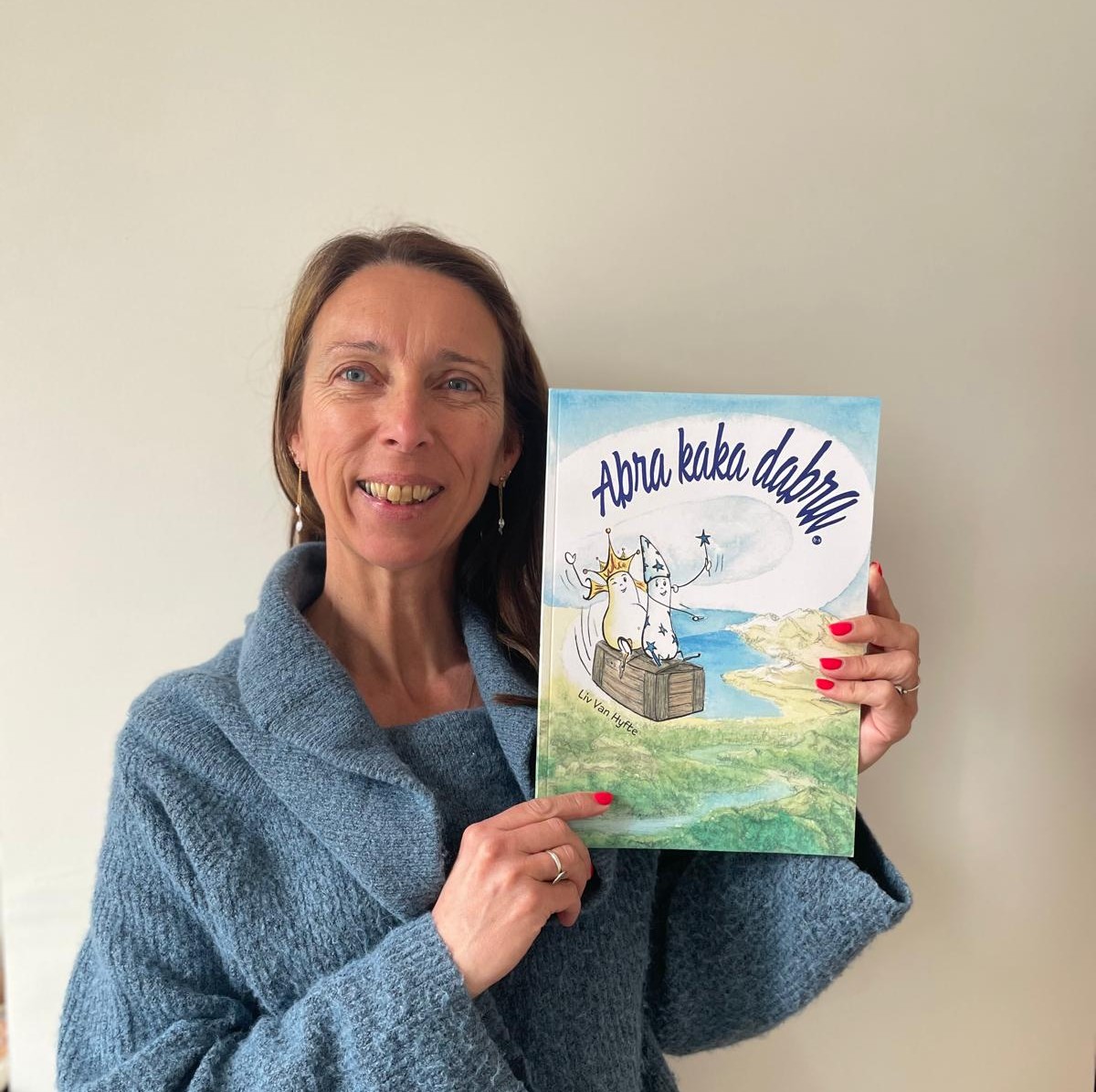 Liv met haar boek Abra kaka dabra